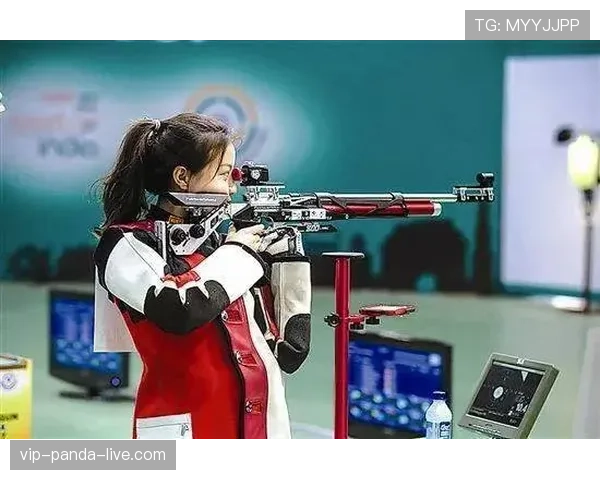 史梦瑶训练完随手啃鸡腿的样子，真不像个射击冠军